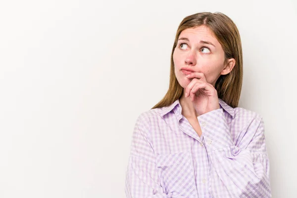 Young Russian Woman Isolated White Background Looking Sideways Doubtful Skeptical — Stock Photo, Image