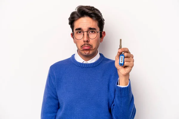 Jovem Caucasiano Segurando Chaveiro Isolado Fundo Branco — Fotografia de Stock