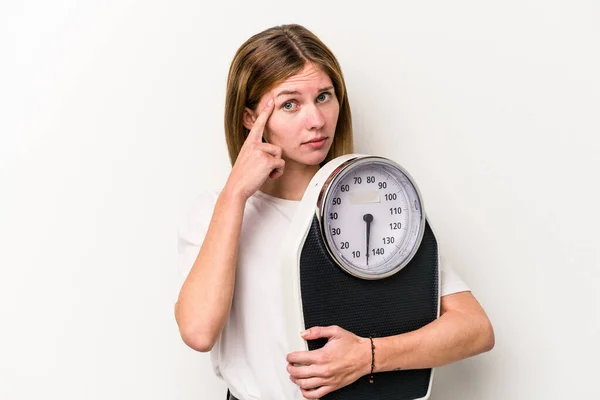 Ung Engelsk Kvinna Som Håller Skala Isolerad Vit Bakgrund Pekar — Stockfoto