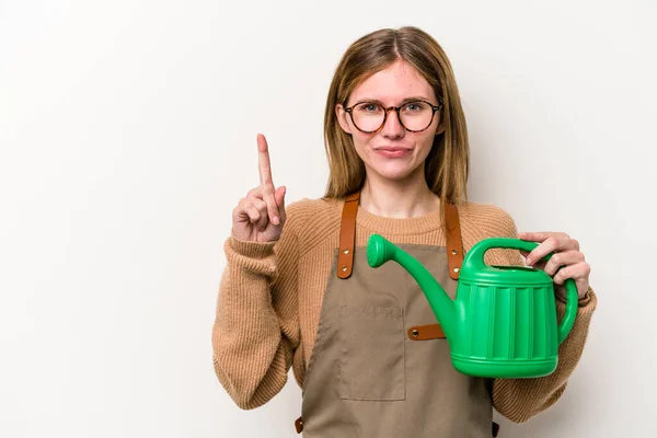 Ung Trädgårdsmästare Kvinna Håller Sprinkler Isolerad Vit Bakgrund Visar Nummer — Stockfoto