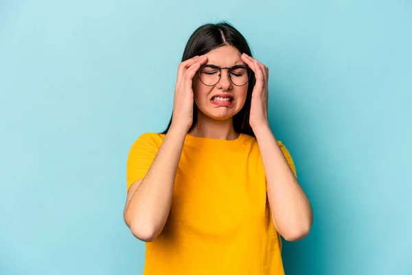 Joven Mujer Caucásica Aislada Sobre Fondo Azul Llorando Infeliz Con —  Fotos de Stock