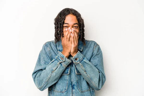 Młody Afroamerykanin Odizolowany Białym Tle Śmieje Się Czegoś Zakrywając Usta — Zdjęcie stockowe