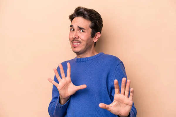 Joven Hombre Caucásico Aislado Sobre Fondo Beige Rechazando Alguien Mostrando — Foto de Stock