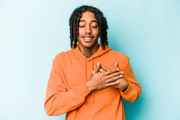 배경에 고립된 아프리카 미국인 남자는 손바닥을 가슴에 표현을 — 스톡 사진