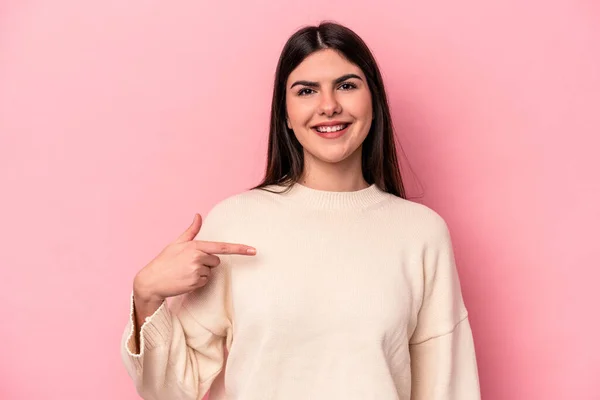 ピンクの背景の人に手で指差す若い白人女性シャツコピースペース 誇りと自信 — ストック写真