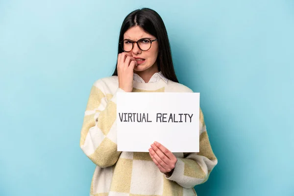 Mujer Caucásica Joven Sosteniendo Una Pancarta Realidad Virtual Aislada Sobre —  Fotos de Stock