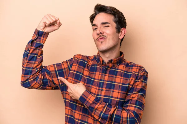 Junger Kaukasischer Mann Isoliert Auf Beigem Hintergrund Zeigt Geste Der — Stockfoto