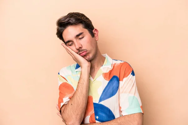 Joven Hombre Caucásico Aislado Sobre Fondo Beige Que Está Aburrido —  Fotos de Stock