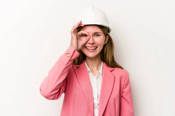 年轻的英国建筑师 头戴白色背景头盔的英国女人兴奋地保持着正常的眼神 — 图库照片