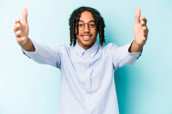 Giovane Uomo Afroamericano Isolato Sfondo Blu Che Celebra Una Vittoria — Foto Stock