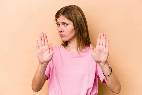 Νεαρή Αγγλίδα Γυναίκα Απομονωμένη Μπεζ Φόντο Στέκεται Απλωμένο Χέρι Που — Φωτογραφία Αρχείου