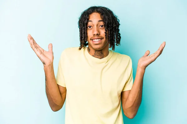 Joven Afroamericano Aislado Sobre Fondo Azul Alegre Riendo Mucho Concepto —  Fotos de Stock