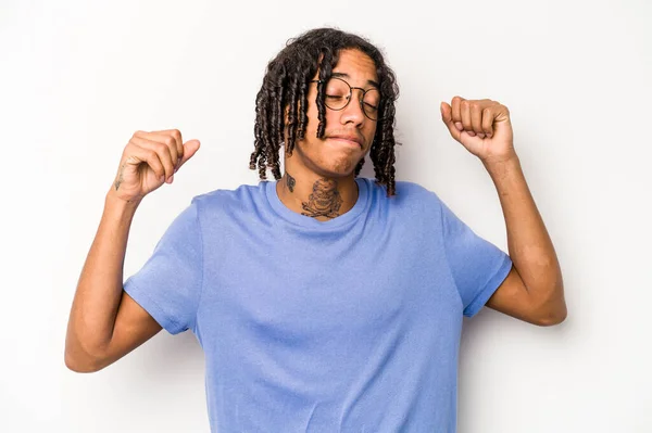 Jovem Afro Americano Isolado Fundo Branco Esticando Braços Posição Relaxada — Fotografia de Stock