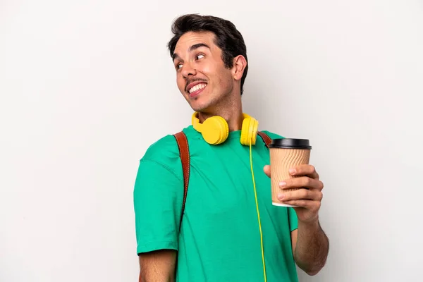 Junger Kaukasischer Student Trinkt Kaffee Isoliert Auf Weißem Hintergrund Sieht — Stockfoto