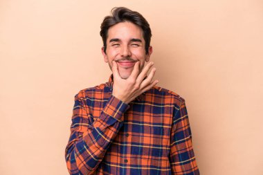 Beyazlı genç bir adam bej arka planda iki seçenek arasında kuşkulanıyor..