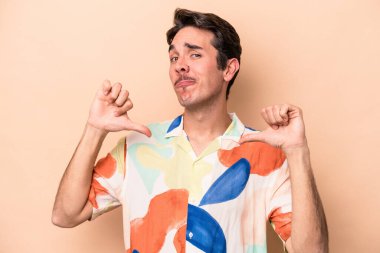 Beyazların arka planında izole edilmiş genç beyaz adam gururlu ve kendinden emin hissediyor, örnek olarak..