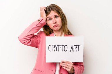 Beyaz arka planda izole edilmiş şifreli bir para levhası tutan genç İngiliz iş kadını şok olmuştu..