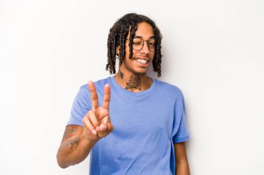 Genç Afrikalı Amerikalı adam beyaz arka planda izole edilmiş. İki numarayı parmaklarıyla gösteriyor..