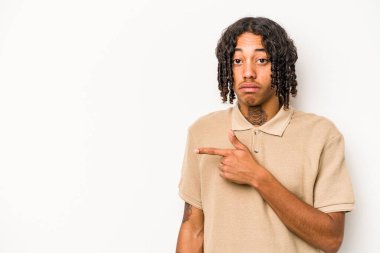 Beyaz arka planda izole edilmiş genç Afro-Amerikalı adam...