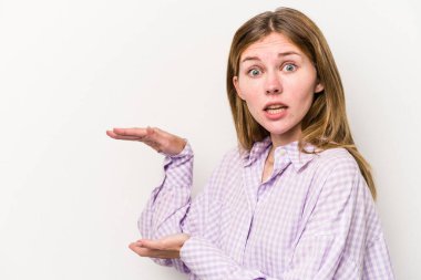 Beyaz arka planda izole edilmiş genç bir Rus kadın elleri arasında bir kopya alanı tutarken şok ve hayrete düştü..