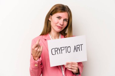 Beyaz arka planda izole edilmiş kripto para levhası tutan genç İngiliz iş kadını sanki seni davet ediyormuş gibi seni işaret ediyor..