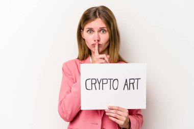 Beyaz arka planda izole edilmiş şifreli bir para levhası tutan genç İngiliz iş kadını bir sır saklıyor ya da sessizlik istiyor..