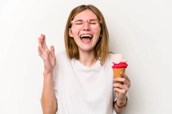 Beyaz Arka Planda Izole Edilmiş Dondurmayı Tutan Genç Ngiliz Kadın — Stok fotoğraf