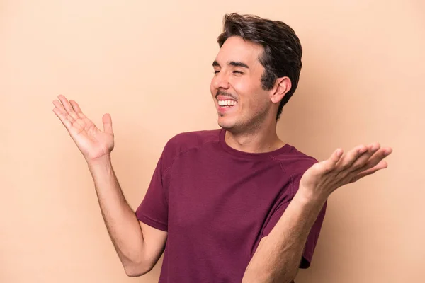 Homem Caucasiano Jovem Isolado Fundo Bege Alegre Rindo Muito Conceito — Fotografia de Stock