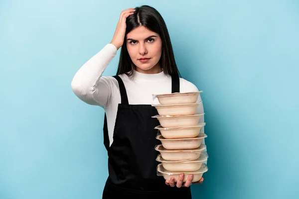 Ung Kaukasisk Kvinna Som Håller Tupperware Isolerad Blå Bakgrund Chockad — Stockfoto