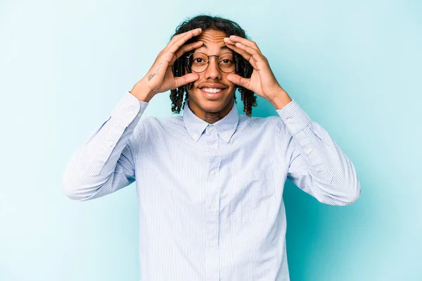 Giovane Uomo Afro Americano Isolato Sfondo Blu Mostrando Segno Sopra — Foto Stock