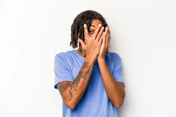 Junge Afrikanisch Amerikanische Mann Isoliert Auf Weißem Hintergrund Blinzeln Durch — Stockfoto