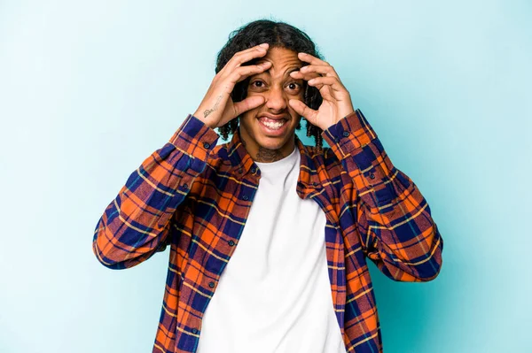 Junger Afrikanisch Amerikanischer Mann Isoliert Auf Blauem Hintergrund Die Augen — Stockfoto