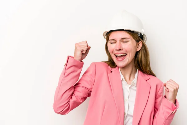 年轻的建筑师 英国女子 头戴白色安全帽 胜利后举手表决 获胜者概念 — 图库照片