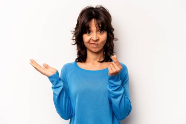 Beyaz arka planda izole edilmiş genç İspanyol kadın parasız olduğunu gösteriyor..