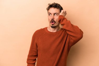 Beyazların arka planında izole edilmiş genç beyaz adam şok geçiriyordu, önemli bir buluşmayı hatırladı..