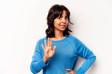 Beyaz arka planda izole edilmiş genç İspanyol kadın yakın bir tehlike nedeniyle şoka uğruyor.