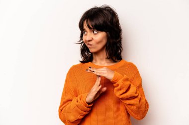 Beyaz arka planda izole edilmiş genç İspanyol kadın bir mola hareketi gösteriyor..