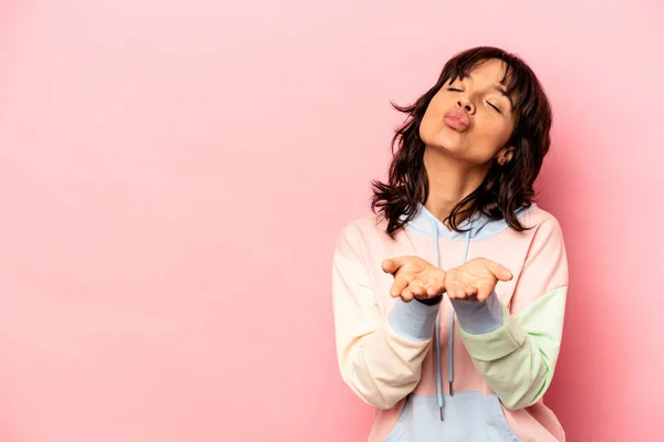 Ung Latinamerikansk Kvinna Isolerad Rosa Bakgrund Vikbara Läppar Och Hålla — Stockfoto