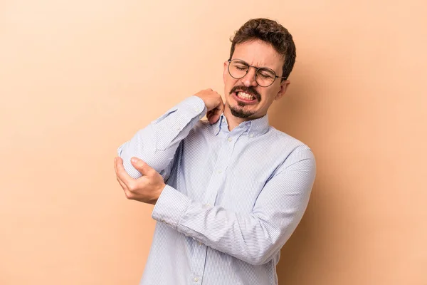 Young Caucasian Man Isolated Beige Background Massaging Elbow Suffering Bad — Stock Photo, Image