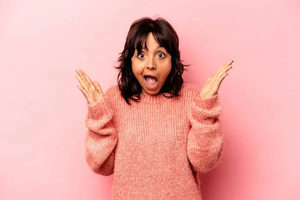 Mujer Hispana Joven Aislada Sobre Fondo Rosa Recibiendo Una Grata — Foto de Stock