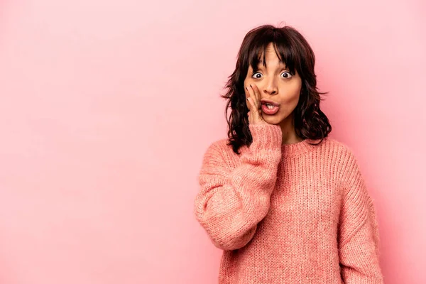 Young Hispanic Woman Isolated Pink Background Saying Secret Hot Braking — Stock Photo, Image