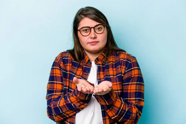 Jonge Blanke Vrouw Met Overgewicht Geïsoleerd Blauwe Achtergrond Met Iets — Stockfoto