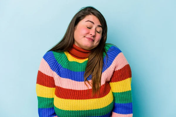 Junge Kaukasische Übergewichtige Frau Auf Blauem Hintergrund Lacht Und Schließt — Stockfoto