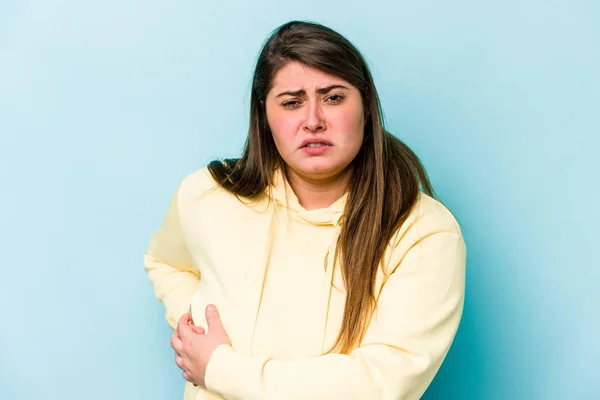 Jonge Blanke Vrouw Met Overgewicht Geïsoleerd Blauwe Achtergrond Met Leverpijn — Stockfoto