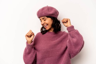 Beyaz arka planda izole edilmiş genç İspanyol kadın özel bir günü kutluyor, atlıyor ve enerjiyle kollarını kaldırıyor..