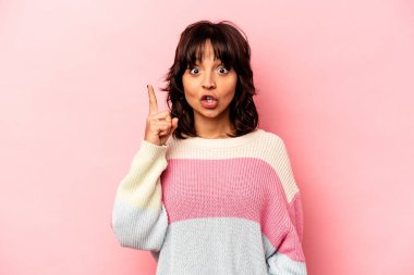 Pembe arka planda izole edilmiş genç İspanyol kadın harika bir fikri var, yaratıcılık kavramı..
