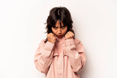 Beyaz arka planda izole edilmiş genç İspanyol kadın bir tartışma yüzünden yumruk, öfke, kavga ve boks atıyor..