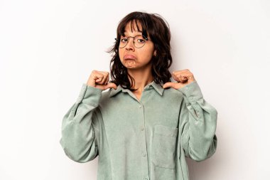 Beyaz arka planda izole edilmiş genç İspanyol kadın gururlu ve kendinden emin hissediyor, örnek olarak.