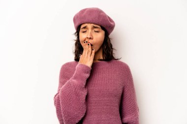 Beyaz arka planda izole edilmiş genç İspanyol kadın esniyor. Ağzı eliyle kapatan yorgun bir hareket sergiliyor..