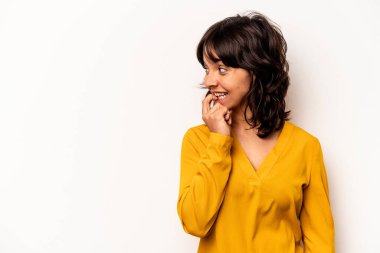 Beyaz arka planda izole edilmiş genç İspanyol kadın rahatlamış bir şeyin fotokopi odasına baktığını düşünüyor..